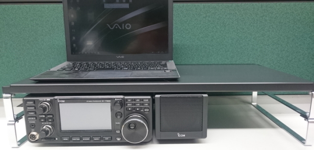IC-7300の上にスペースを確保